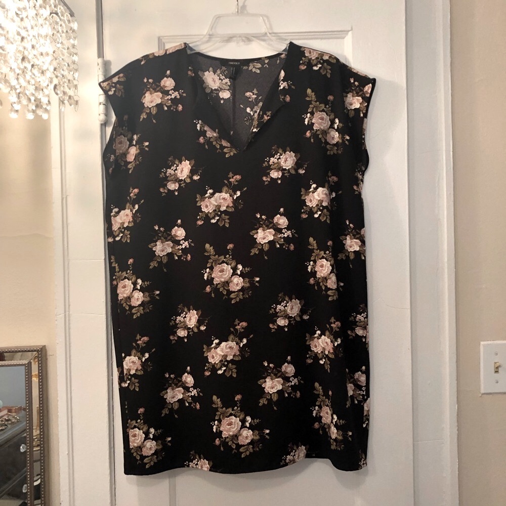 Floral Boxy Shift VNeck Dress 🌷